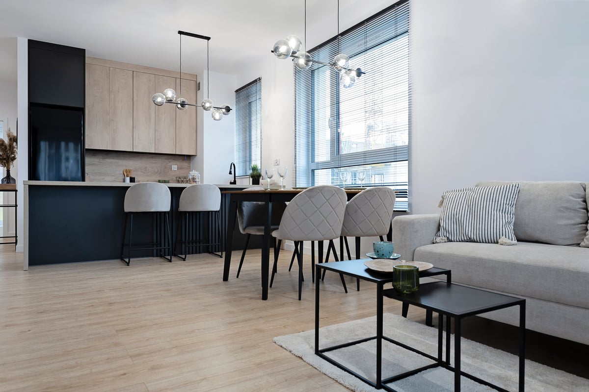 Salón y cocina de un apartamento nuevo recién reformado con suelo de parqué