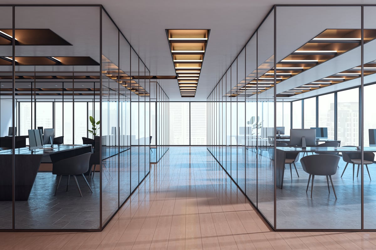 Oficina contemporánea con tabiques de cristal