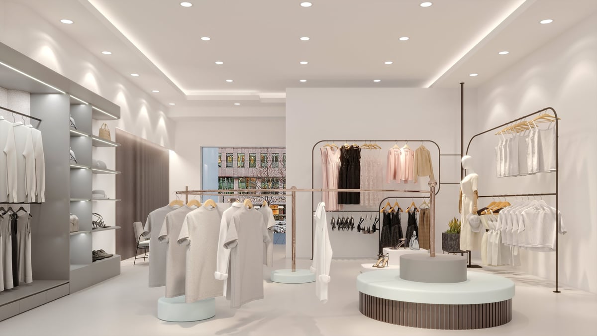 Interior de una tienda de moda moderna y ordenada